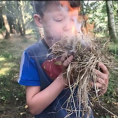 Allume_Feu_Ignite_Fire_Cooking_kit_de_forage_primitif_premier_souffler sur les braises