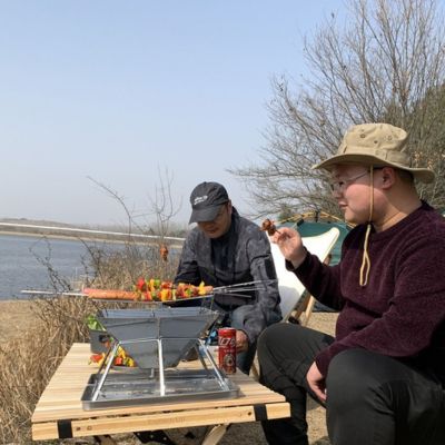 Brasero | Campfire Cookingâą CARRE pliable de camping et demo grillade brochettes
