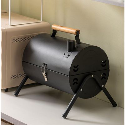 Noir Barbecue Portable avec Surface de Cuisson 2 en 1 fermer sur un comptoir