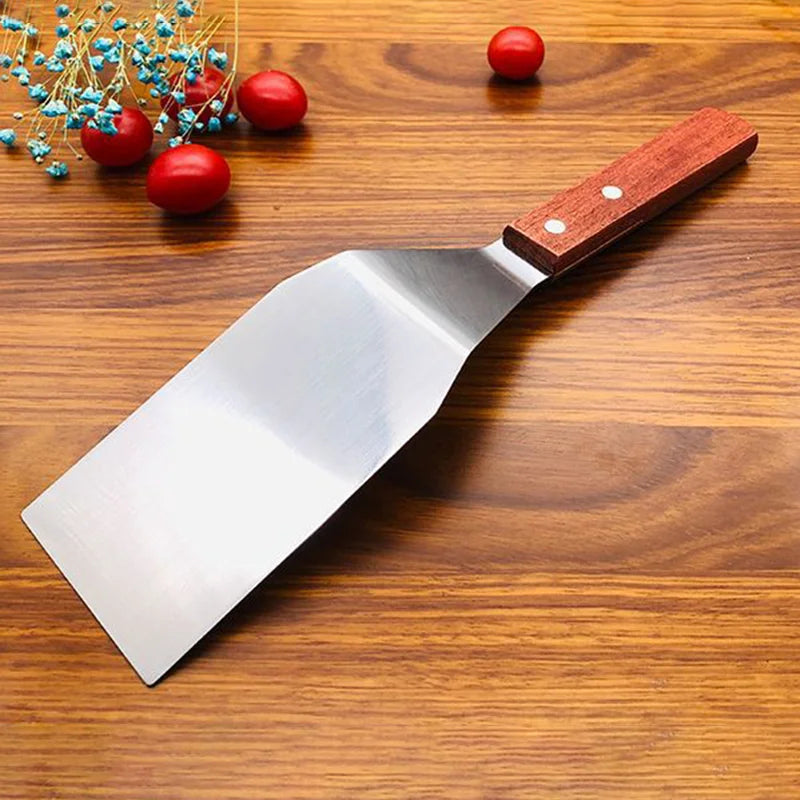 Spatule Carree | Barbecue Accessories⹠a Manche de Bois renversé sur comptoir de bois