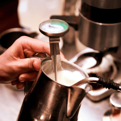 THERMOMETRE A CAFE au lait dans un pichet de lait chauffé
