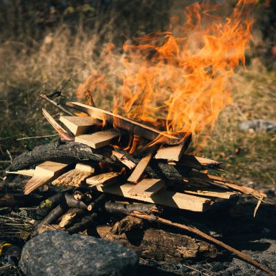 début de feu en haut de la pile de bois