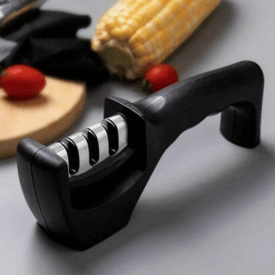 Aiguiseur Couteau 3 en 1 sur table avec légumes