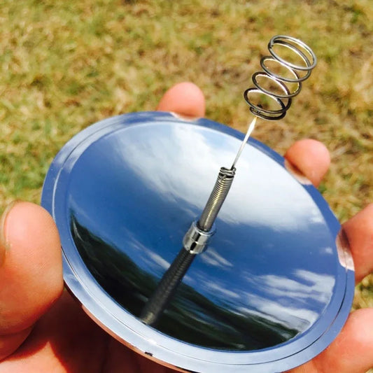 Allume Feu | Ignite Fire Cooking™ Briquet Solaire en Coupole dans une main