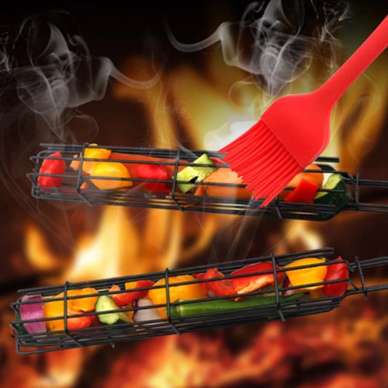 Panier Brochette Barbecue | RoastingCook™ sur le grill en train d'etre batigeonner