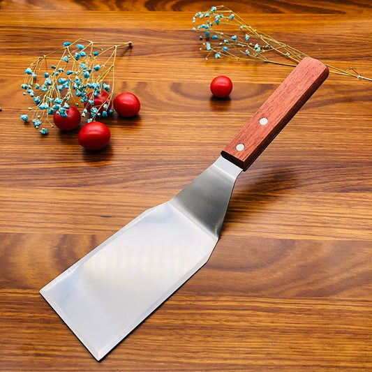 Spatule Carree | Barbecue Accessories™ a Manche de Bois sur comptoir de bois